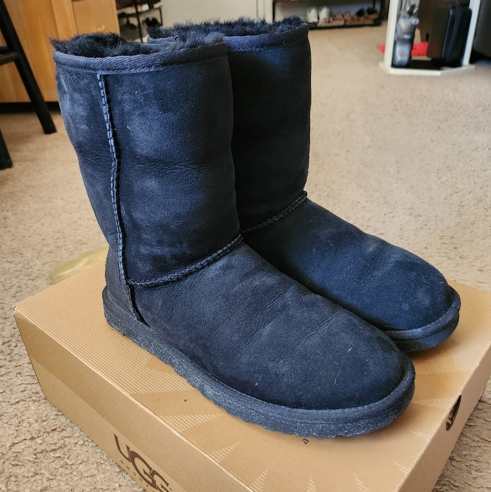 UGG Classic SHORT in Black - Picture 10 of 11